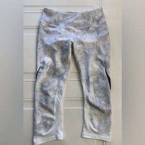 Calia by Carrie Underwood Sz M Limited Edition White Gray Cropped Yoga Leggings